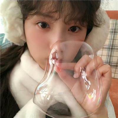 穿条纹衣的男孩